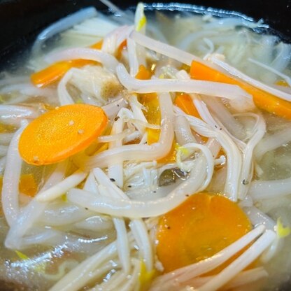 期限切迫のもやしも入れたらキャベツ隠れちゃいましたが…鶏肉の出汁も出るしニンニクごま油で、ササっと美味しい鍋が出来ました☆レシピありがとうございます(´∀｀*)